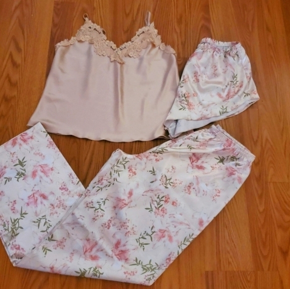 Womens (M) 3 PC Floral Pajama Set - Picture 2 of 7